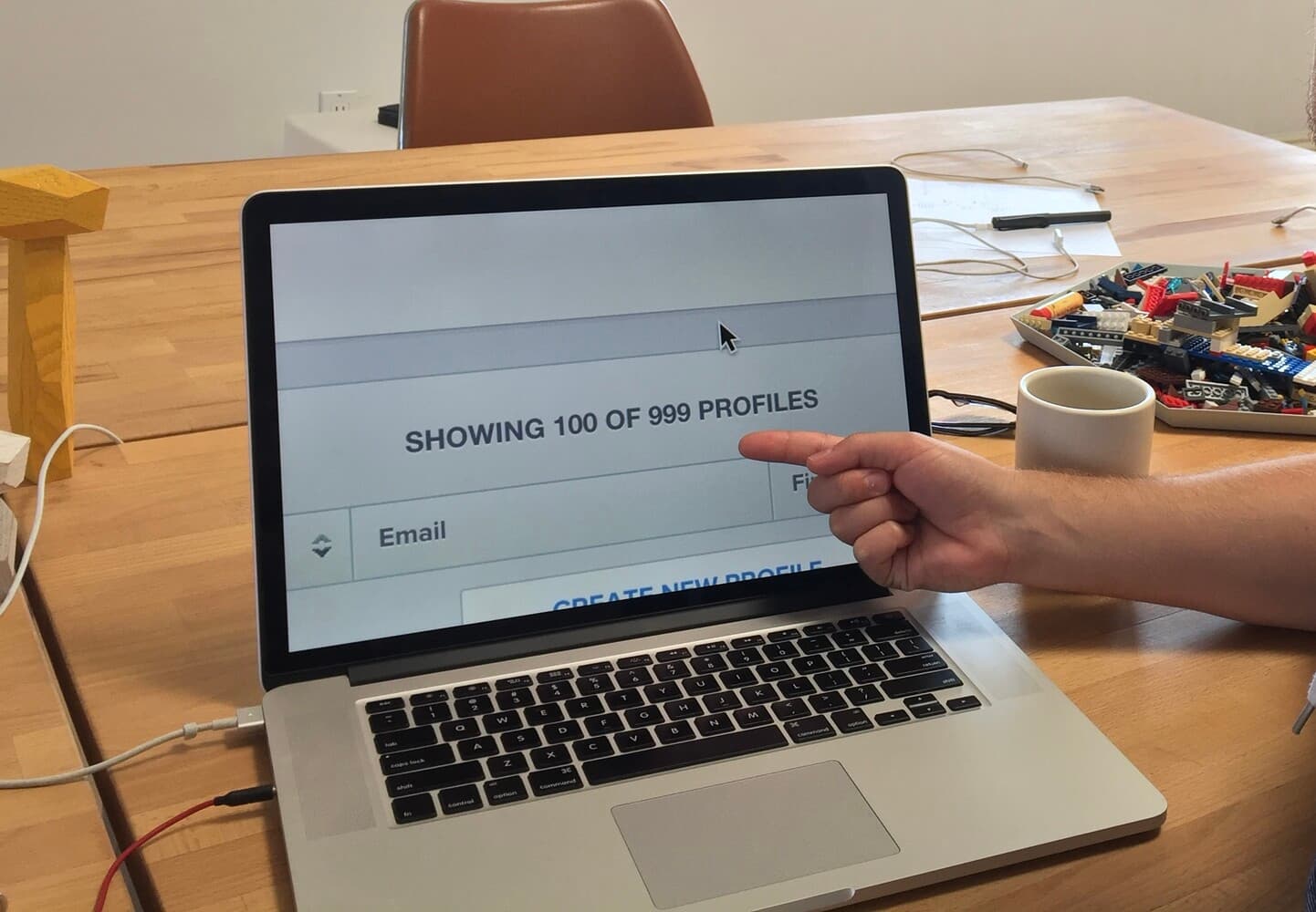 picture of Ivan Zhao's laptop screen showing the milestone of 1,000 users